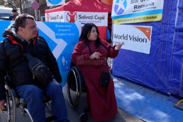 Voluntari în cărucioare cu rotile, veniți în Vama Siret pentru a ajuta refugiații din Ucraina