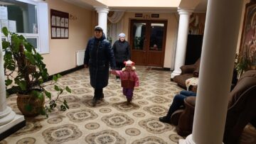 Peste 400 de copii orfani și aproape 1.300 de refugiați și-au găsit casă la Mănăstirea Bănceni