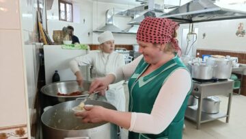Peste 400 de copii orfani și aproape 1.300 de refugiați și-au găsit casă la Mănăstirea Bănceni