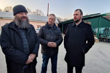 Preotul Mihail Jar, alături de oamenii de afaceri Ioan Prichici și Sergiu Lucan