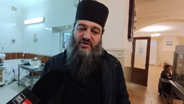 Preotul Pavel spune ca telefonul sună zilnic, iar oamenii caută adăpost