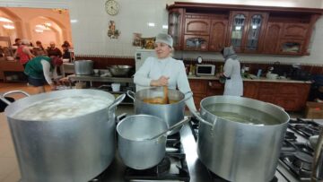 Dina lucrează ca voluntar la bucătărie