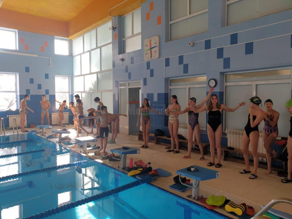 Copiii din lotul de natație din Ucraina, găzduiți la LPS, care vor participa la competiții în România