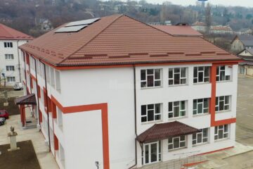 Clădirea Colegiului Tehnic Petru Mușat a fost reabilitată din punct de vedere funcțional și modernizată din punct de vedere al instalațiilor și echipamentelor