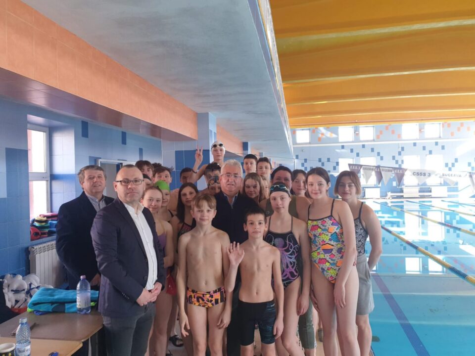 Primarul Sucevei, Ion Lungu, cu copiii din lotul de natație din Ucraina, care vor participa la competiții în România