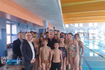 Primarul Sucevei, Ion Lungu, cu copiii din lotul de natație din Ucraina, care vor participa la competiții în România