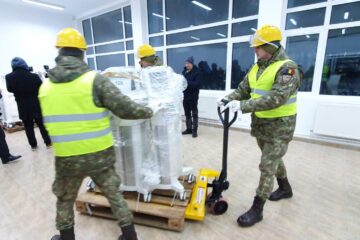 Peste 50 de autotrenuri cu ajutoare umanitare au plecat până acum în Ucraina, din hub-ul european de la Aeroportul Suceava