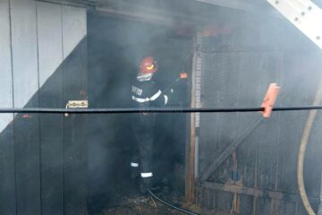 Focul a pus în pericol și o casă, dar și alte proprietăți învecinate din Bilca
