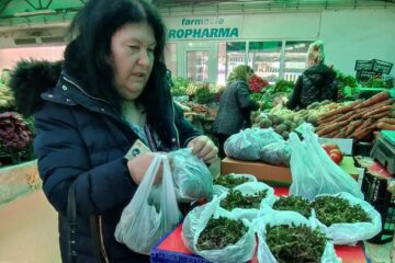 Urzici la preț de trufandale, în piața din Suceava