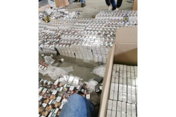 Percheziții privind afaceri la nivel înalt cu țigări de contrabandă