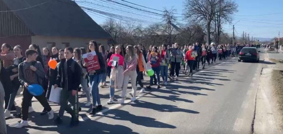 Aproape 1.000 de participanți la „Marșul pentru viață”, la Vicovu de Sus FOTO Cromtel TV Aproape 1.000 de participanți la „Marșul pentru viață”, la Vicovu de Sus FOTO Cromtel TV