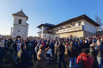 Mii de credincioși s-au adunat în curtea Mănăstirii Teodoreni, la slujba Sfântului Maslu