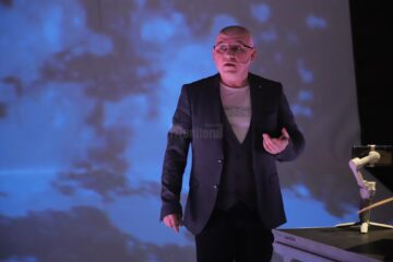 „MÜNCHAUSEN” este o monodramă cu Cătălin Ștefan Mîndru, semnată de dramaturga Alexa Băcanu și montată pe scena teatrului sucevean de Ovidiu Caița