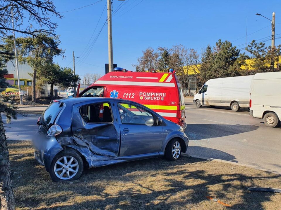 Două autoturisme au fost implicate într-un accident rutier produs marți, pe strada Traian Vuia