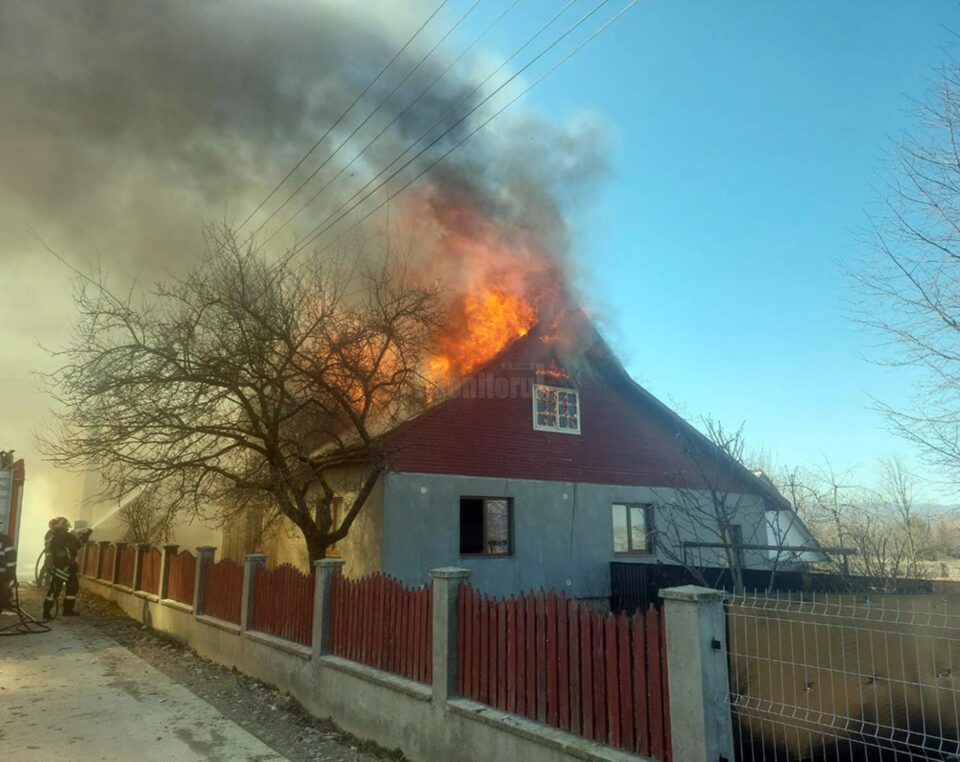 Incendiul a fost greu de lichidat din cauza vântului puternic