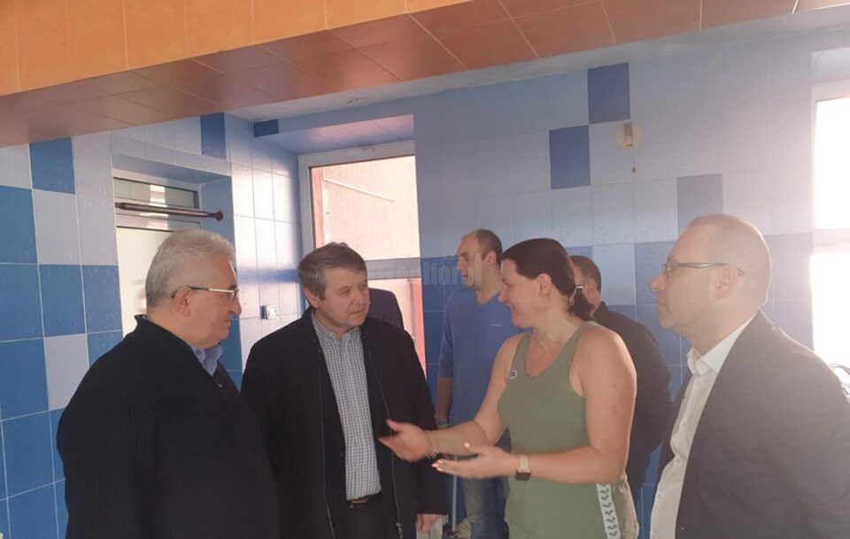 Primarul Sucevei, Ion Lungu, cu antrenorii lotului de natație din Ucraina, găzduiți la LPS
