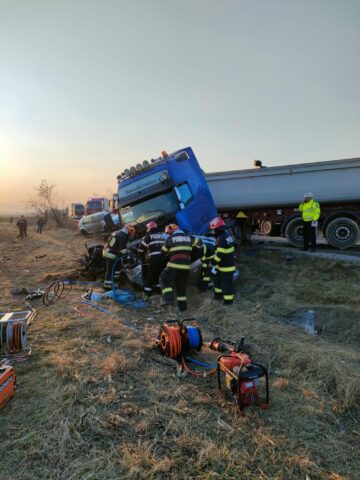 Cel puțin o persoană a murit în urma unui accident cu trei vehicule implicate, la Cornu Luncii
