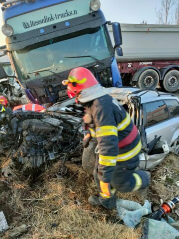 Cel puțin o persoană a murit în urma unui accident cu trei vehicule implicate, la Cornu Luncii