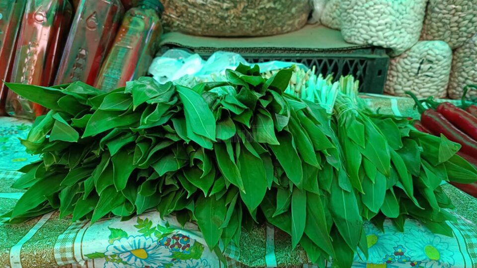 Leorda se comercializa cu 2 lei legătura sau 3 legături la 5 lei