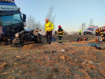 Cel puțin o persoană a murit în urma unui accident cu trei vehicule implicate, la Cornu Luncii