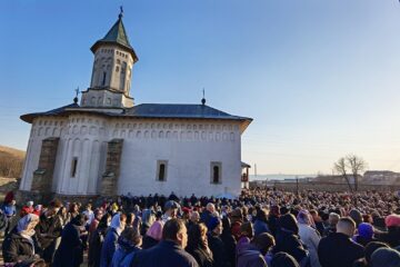 Mii de credincioși s-au adunat în curtea Mănăstirii Teodoreni, la slujba Sfântului Maslu