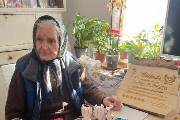 Dochița Popescu, decana de vârstă a comunei Șaru Dornei, a împlinit 100 de ani