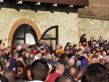 Mii de credincioși s-au adunat în curtea Mănăstirii Teodoreni, la slujba Sfântului Maslu