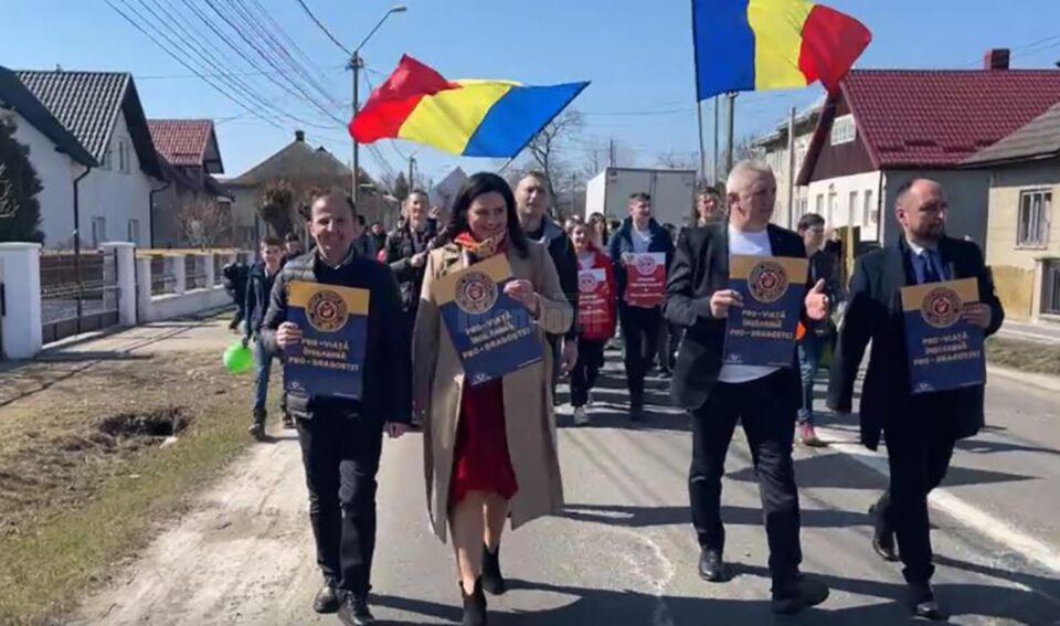 Aproape 1.000 de participanți la „Marșul pentru viață”, la Vicovu de Sus. Foto Cromtel TV