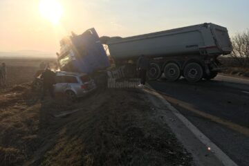 Cel puțin o persoană a murit în urma unui accident cu trei vehicule implicate, la Cornu Luncii