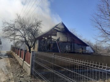 S-a certat cu soția nepotului, a lovit-o și în timp ce aceasta reclama incidentul la Poliție a dat foc casei