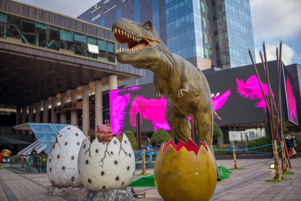 Expoziție cu dinozauri animatronici de până la 12 metri lungime, la Iulius Mall Suceava