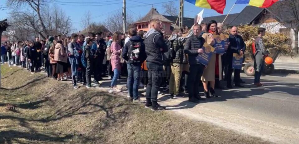 Aproape 1.000 de participanți la „Marșul pentru viață”, la Vicovu de Sus. Foto Cromtel TV