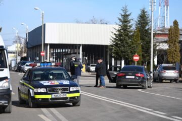 În Punctul de Trecere a Frontierei Siret au fost reținuți cinci urmăriți