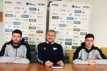 Petru Ghervan a venit la conferința de presă însoțit de jucătorii Alexandru Dascălu și Cosmin Lupu