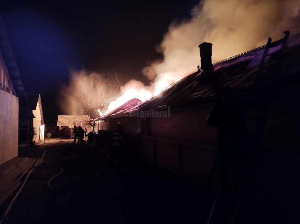 Incendiu devastator plecat de la un cablu care alimenta un bec care încălzea pui de găină