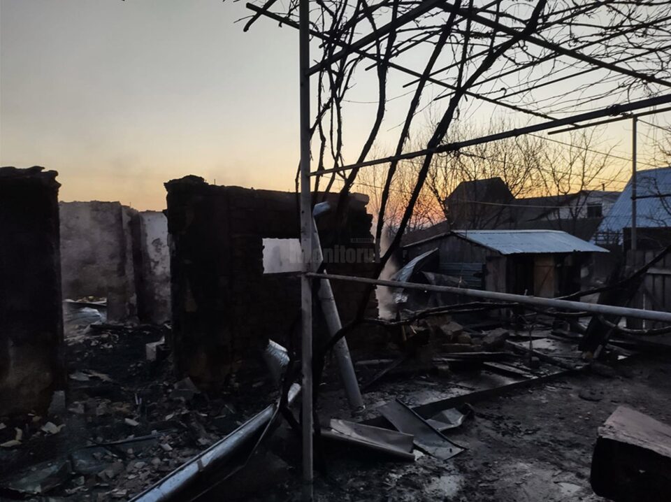 Incendiu devastator plecat de la un cablu care alimenta un bec care încălzea pui de găină