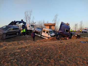 O femeie a murit, iar o alta a fost rănită grav, după ce autoturismul în care se aflau s-a ciocnit cu un autotren la Cornu Luncii