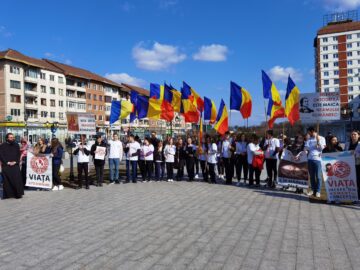 Membrii ATOS au avut o apariție de efect pe esplanadă, purtând drapelul național, care flutura în vânt, atrăgând atenția