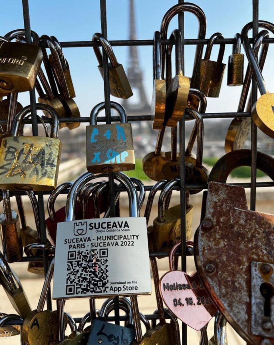 Lacăt cu cod către aplicația turistică a Sucevei, atașat lângă Turnul Eiffel, în Paris