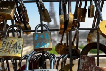 Lacăt cu cod către aplicația turistică a Sucevei, atașat lângă Turnul Eiffel, în Paris