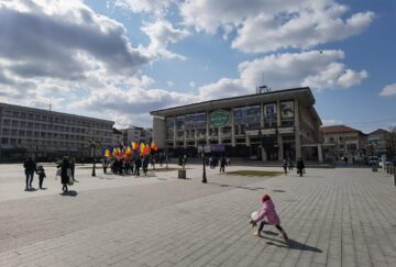 Mesaje antiavort și tineri cu drapelul național, la „Marșul pentru viață”, în centrul Sucevei