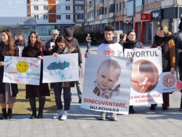 Zeci de tineri cu pancarte și bannere cu mesaje antiavort, de susținere a miracolului vieții, la evenimentul organizat de Buna Vestire, în centrul Sucevei