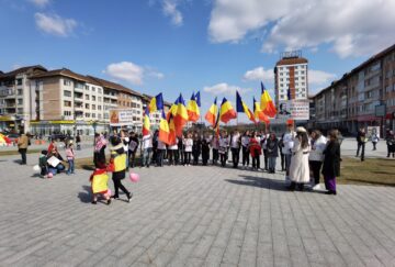 Mesaje antiavort și tineri cu drapelul național, la „Marșul pentru viață”, în centrul Sucevei