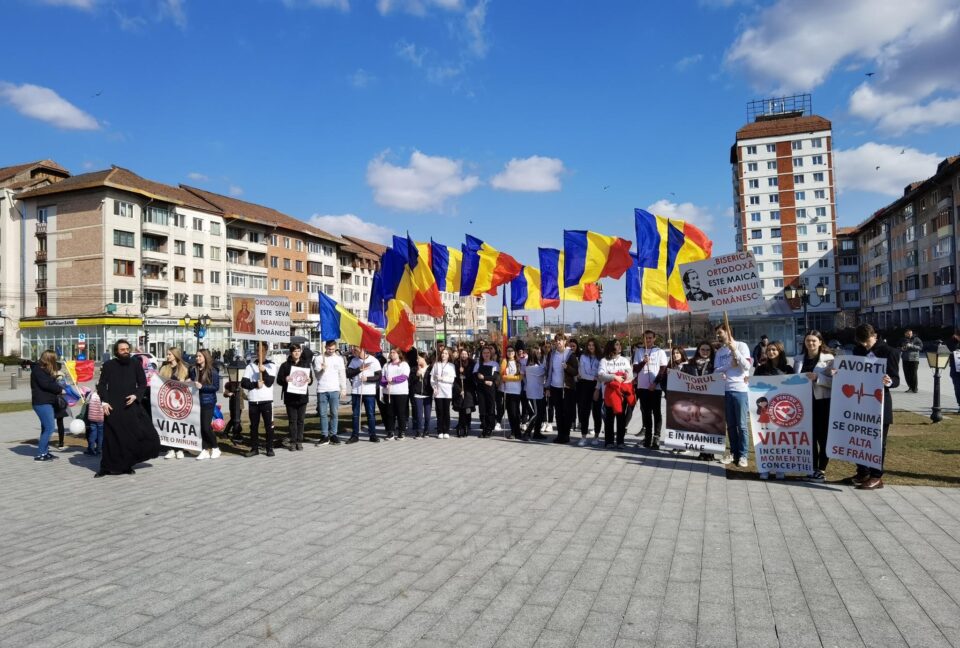 Mesaje antiavort și tineri cu drapelul național, la „Marșul pentru viață”, în centrul Sucevei