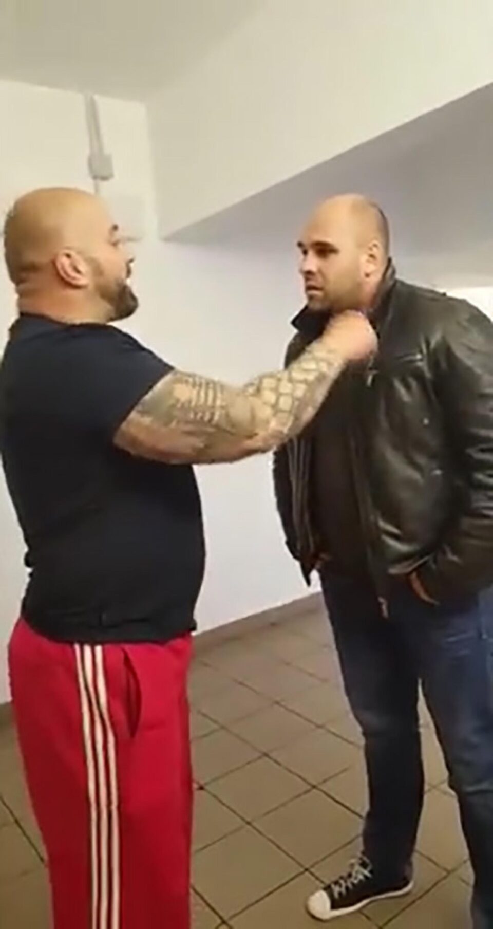 Bogdan Galaton și polițistul Răzvan Bolea