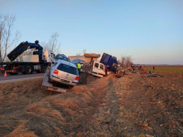 O femeie a murit, iar o alta a fost rănită grav, după ce autoturismul în care se aflau s-a ciocnit cu un autotren la Cornu Luncii