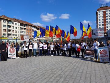 Membrii ATOS au avut o apariție de efect pe esplanadă, purtând drapelul național, care flutura în vânt, atrăgând atenția