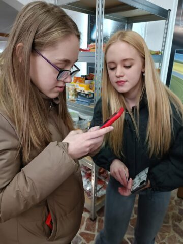 Polina și Eva din Odesa, la magazinul pentru refugiați