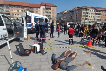 Tehnica si dotarile Politiei, expuse pe esplanada din centrul Sucevei