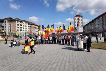 Mesaje antiavort și tineri cu drapelul național, la „Marșul pentru viață”, în centrul Sucevei